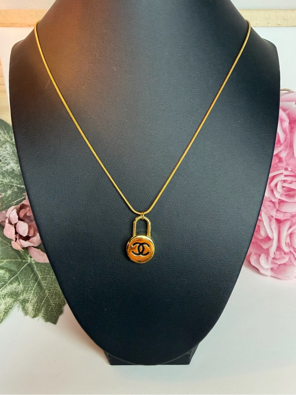 Preowned gold plated lock necklace in great condition